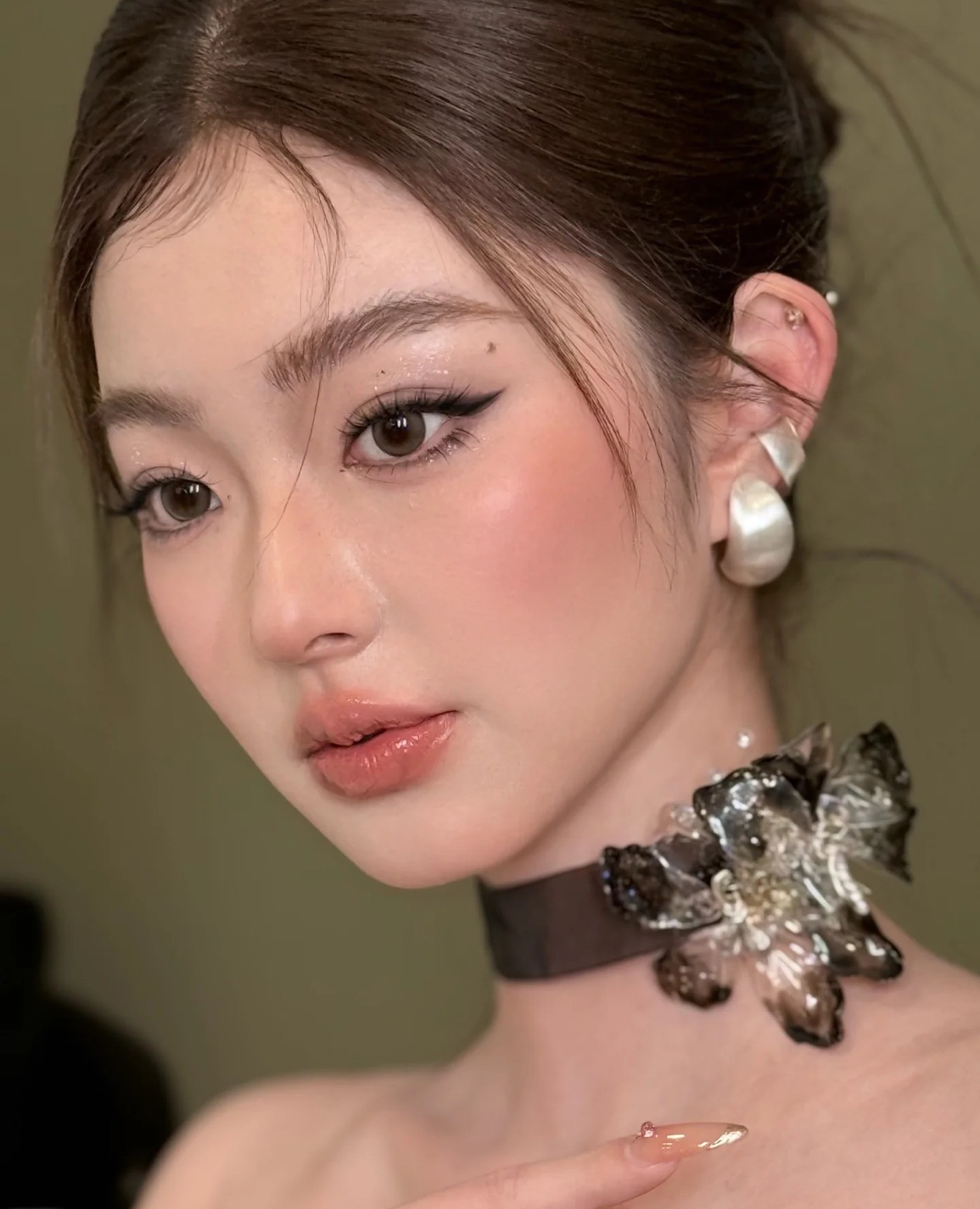 2025超火轻泰系新娘妆教程来了,拿捏清透与浓艳的完美平衡