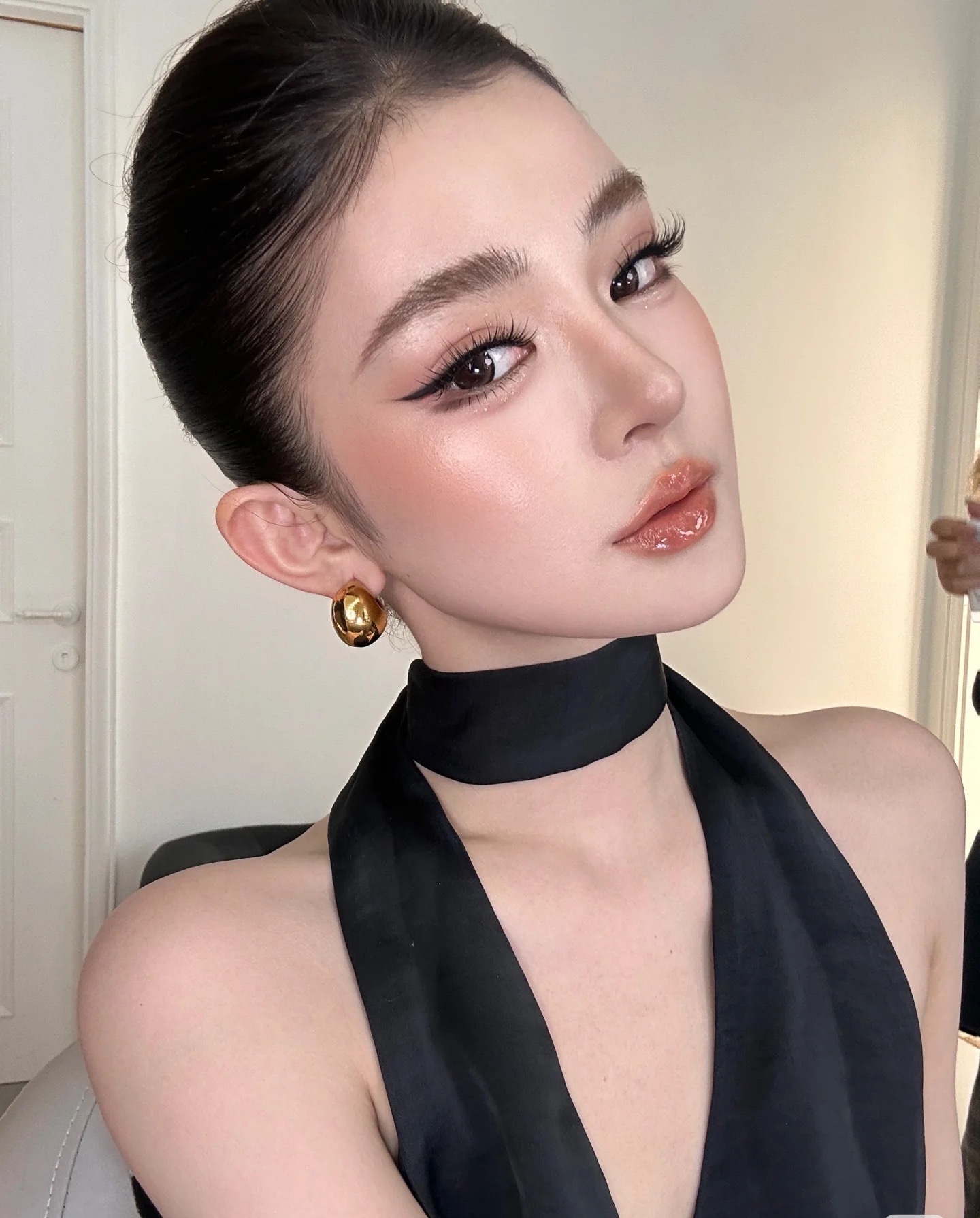 秒变 “拽姐” 的轻欧美 ABG 妆教程!深邃眼妆 + 高级哑光感,混血氛围感直接焊在脸上