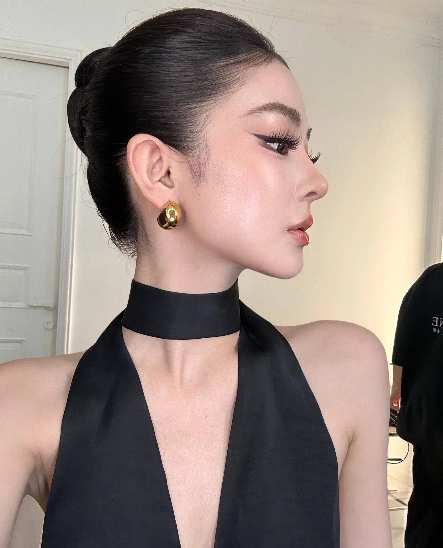 秒变 “拽姐” 的轻欧美 ABG 妆教程!深邃眼妆 + 高级哑光感,混血氛围感直接焊在脸上