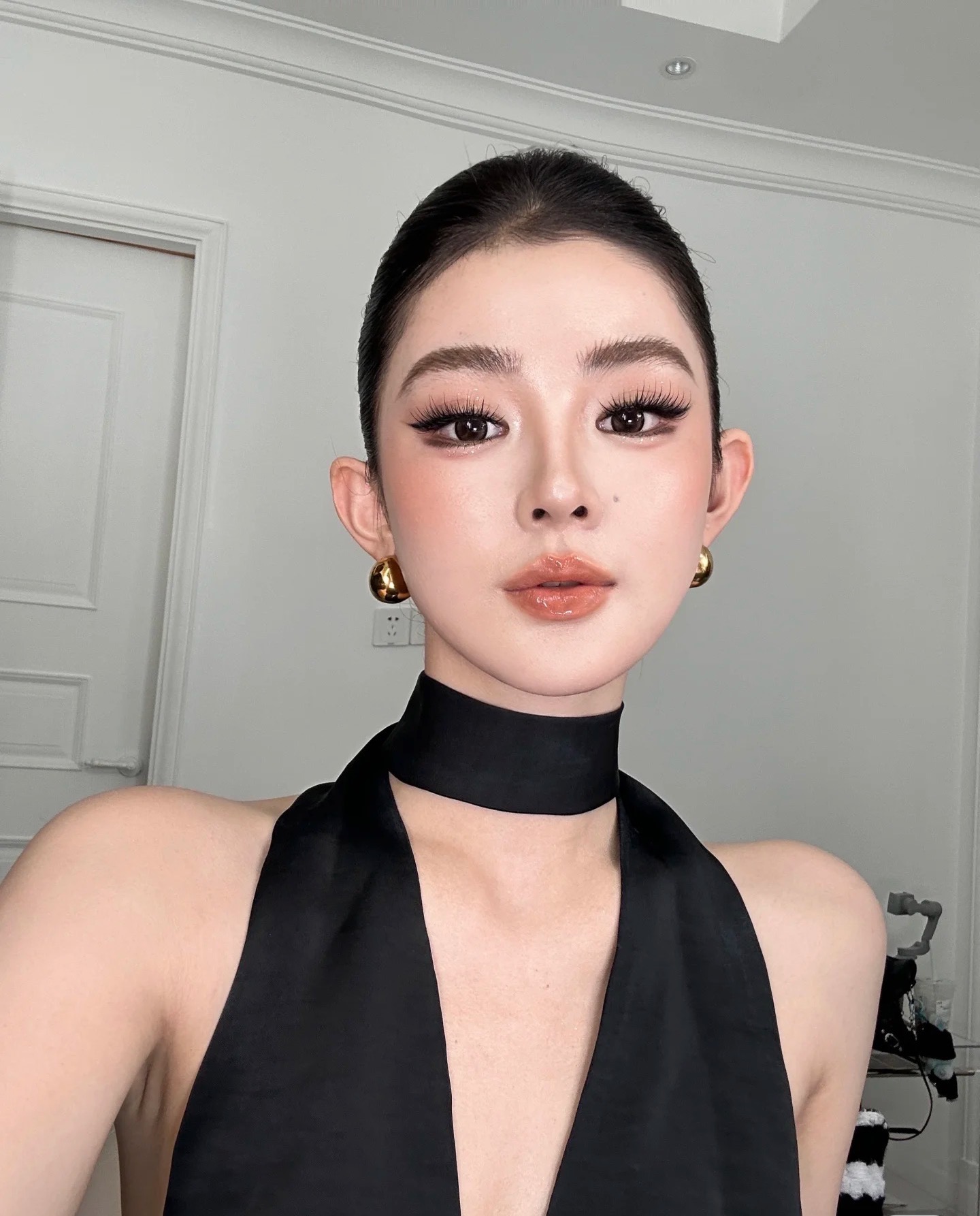 秒变 “拽姐” 的轻欧美 ABG 妆教程!深邃眼妆 + 高级哑光感,混血氛围感直接焊在脸上