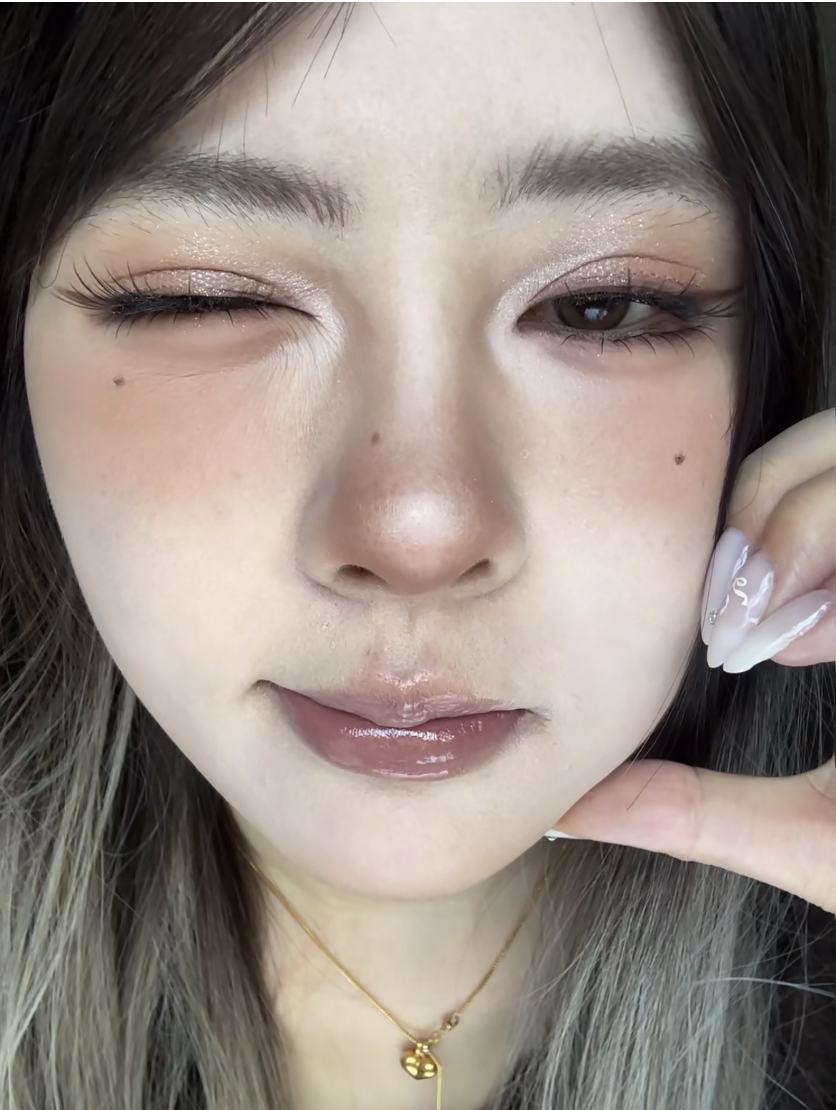 「秋日美拉德真人感妆容」暖棕氛围感拉满,伪素颜也能美到犯规