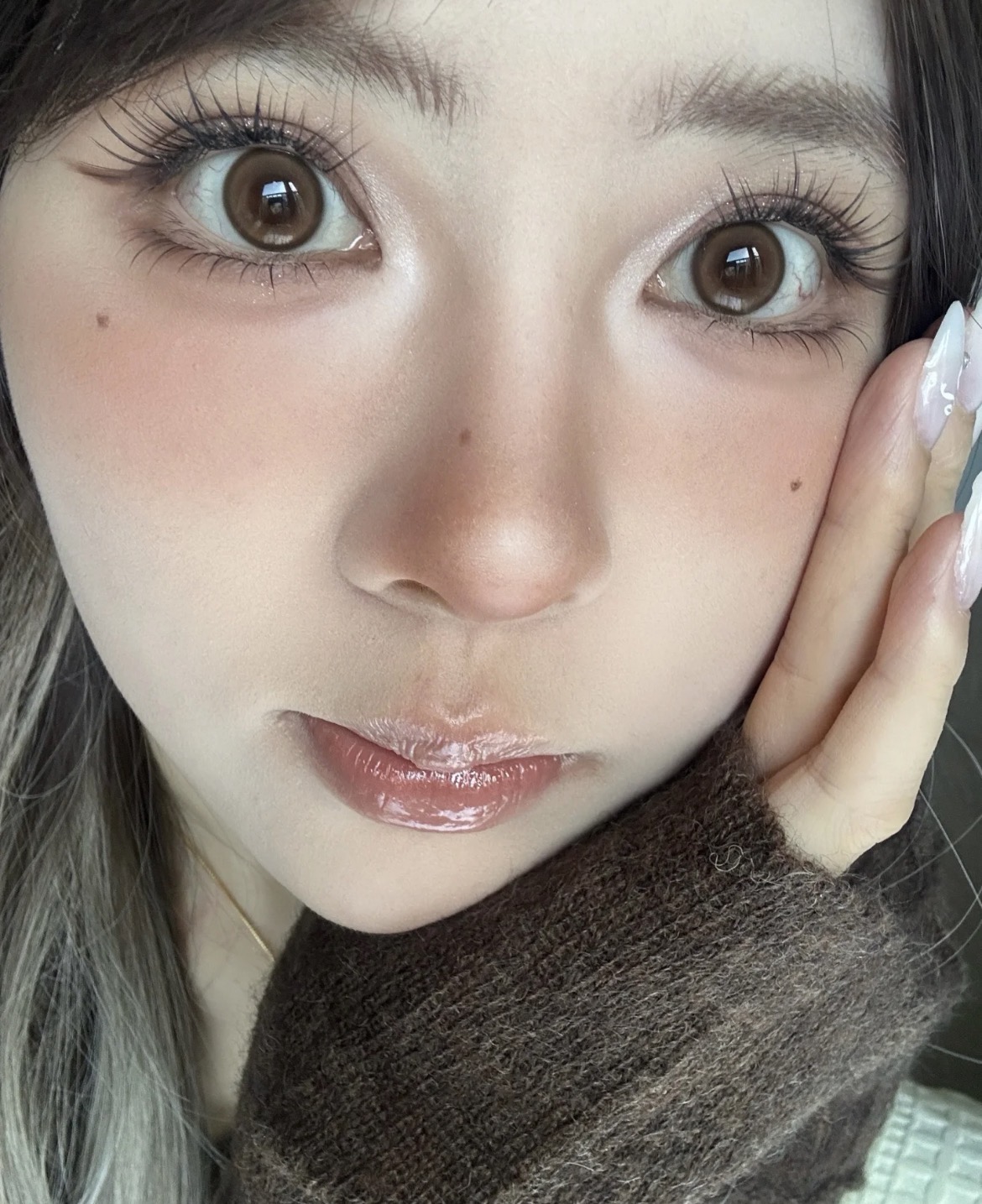 「秋日美拉德真人感妆容」暖棕氛围感拉满,伪素颜也能美到犯规