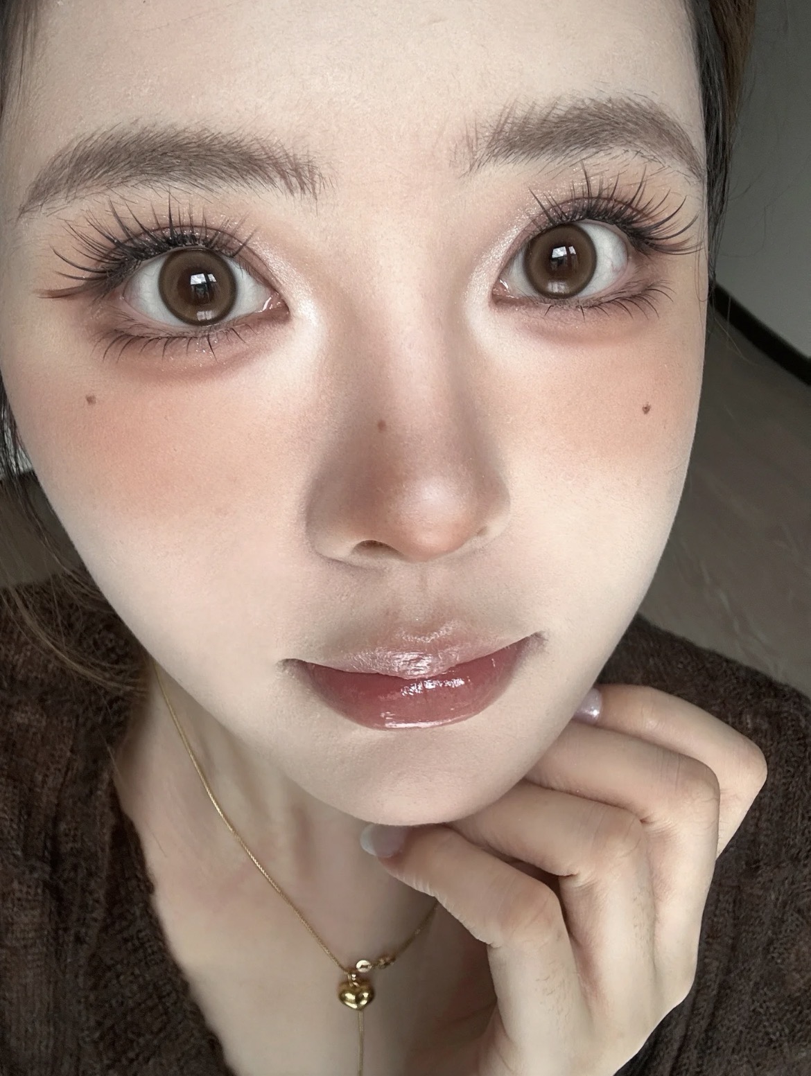 「秋日美拉德真人感妆容」暖棕氛围感拉满,伪素颜也能美到犯规