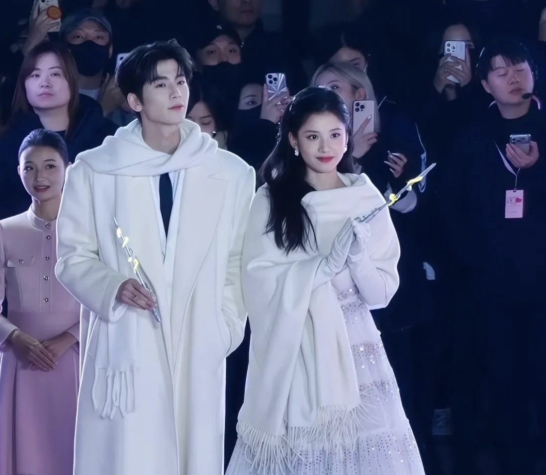 兰蔻盛典:张婧仪张凌赫 “冰雪 CP” 出圈,骨相美人与贵气绅士的美学盛宴